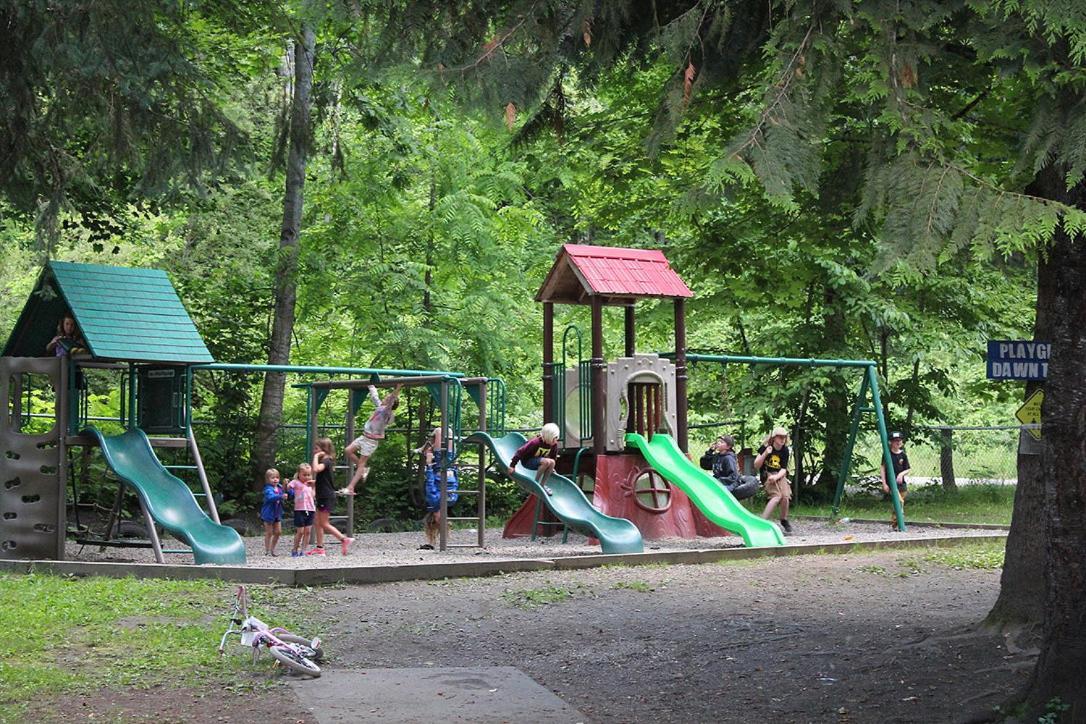 Revelstoke Rv & Cabin Resort Экстерьер фото