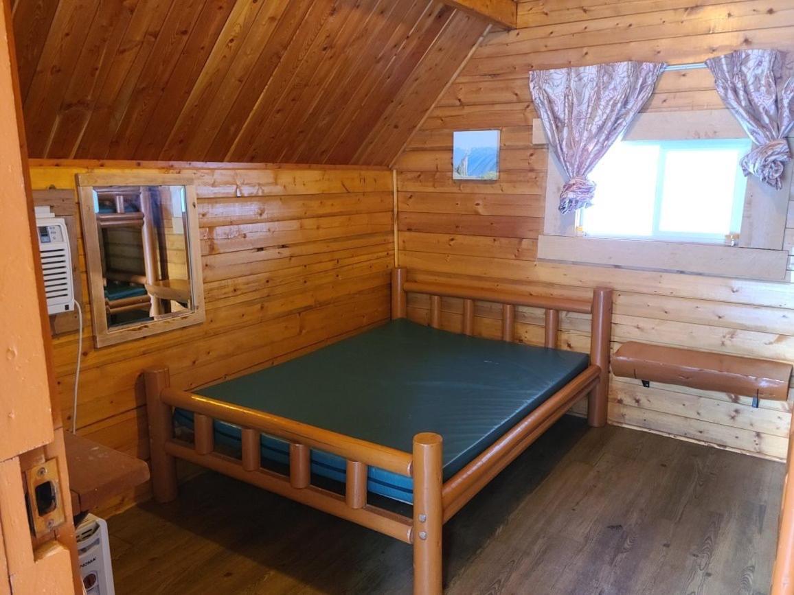 Revelstoke Rv & Cabin Resort Экстерьер фото
