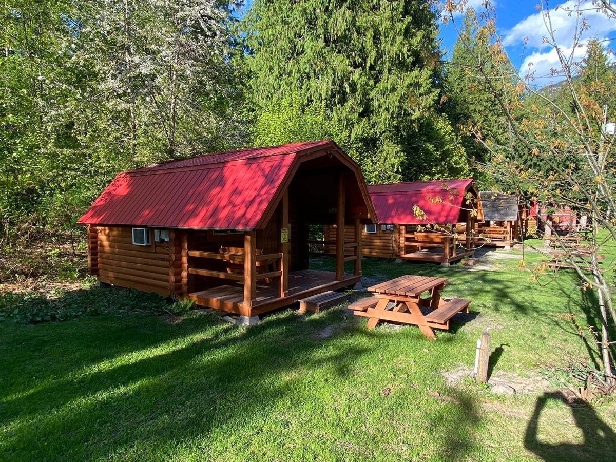 Revelstoke Rv & Cabin Resort Экстерьер фото